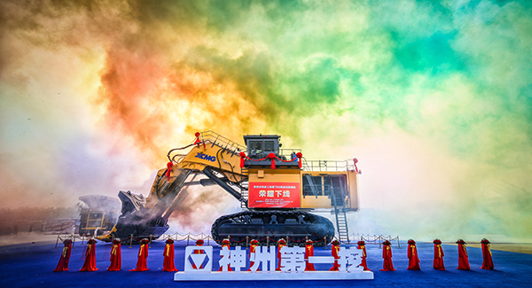“神州第一挖”徐工700噸級液壓挖掘機(jī)下線，標(biāo)志著中國成為世界上繼德國、日本、美國后，第4個具備700噸級以上液壓挖掘機(jī)研發(fā)制造能力的國家