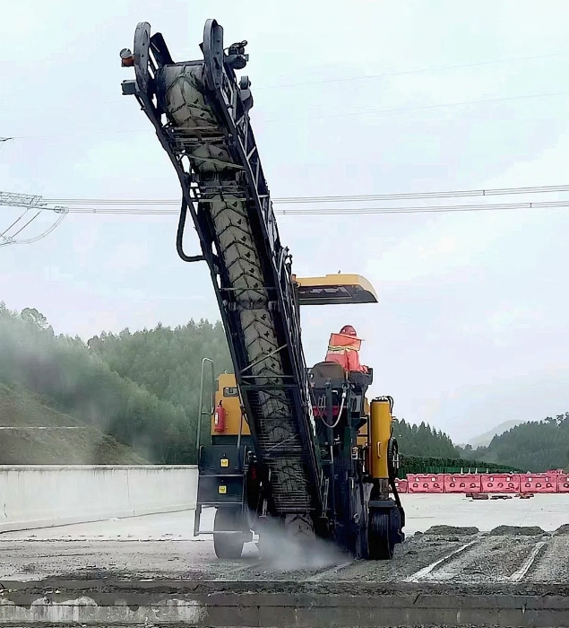 靠譜！徐工銑刨機化身“護路使者”助力巴平高速建設(shè)！