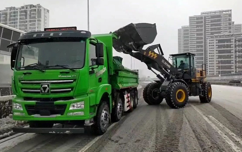 除雪保暢通，徐工汽車在行動