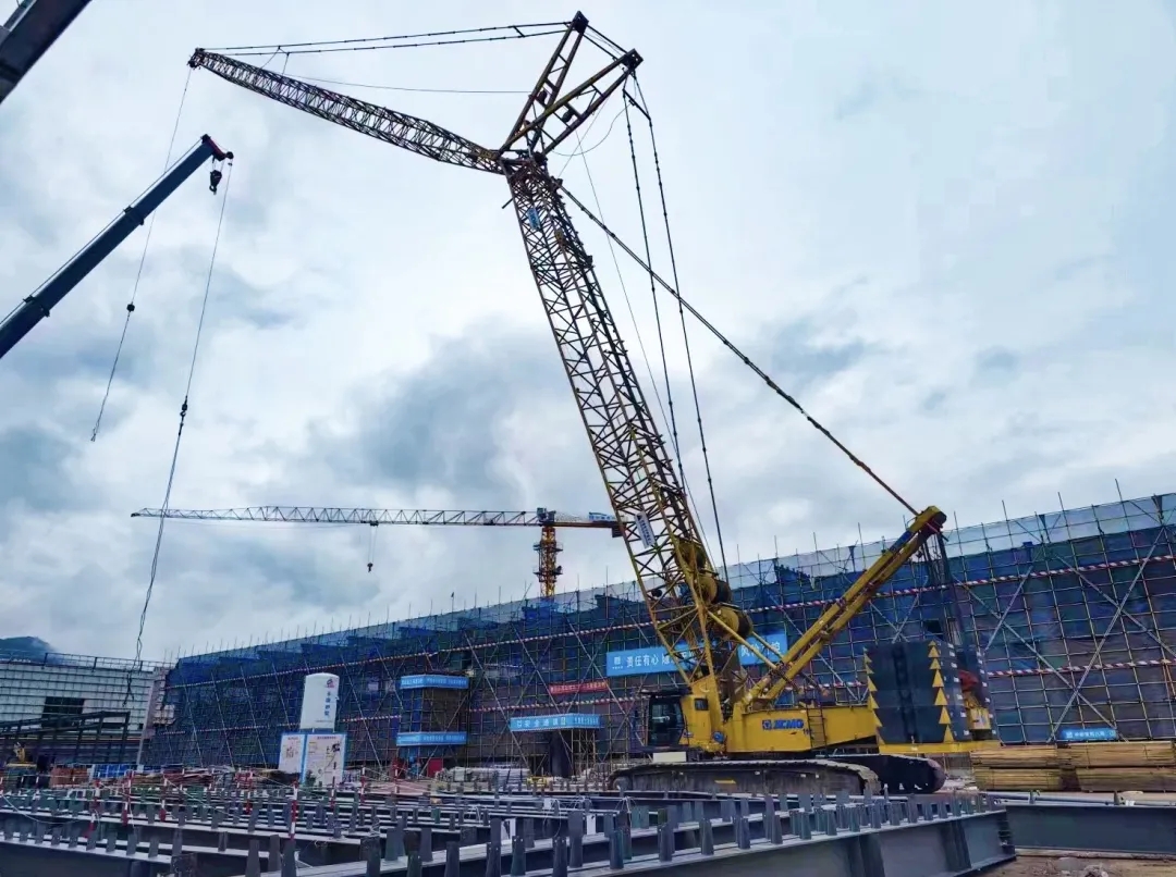 “鋼”鐵的意志！徐工XGC320履帶起重機(jī)參建大跨度鋼結(jié)構(gòu)工業(yè)廠房