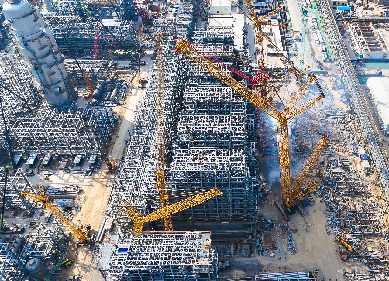 總重9000噸！XGC12000助力大型石化乙烯項(xiàng)目對(duì)流段模塊吊裝