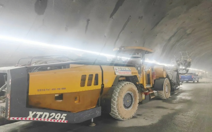 高壓高海拔！徐工鑿巖臺(tái)車挑戰(zhàn)高難度鐵路隧道