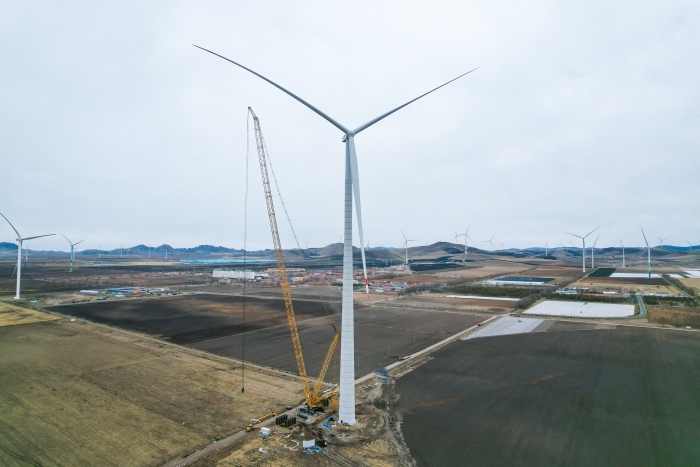 高空之巔，再鑄榮光！XLC18000M助力大型風(fēng)電場(chǎng)首臺(tái)185米風(fēng)機(jī)成功吊裝