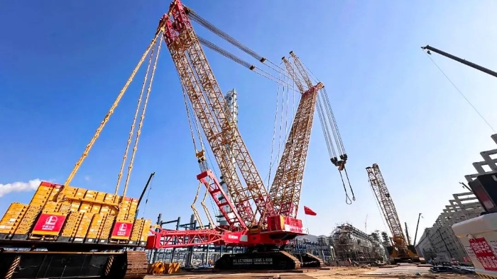 全球首臺(tái)問(wèn)世的4000噸履帶式起重機(jī)，再創(chuàng)國(guó)內(nèi)吊裝新紀(jì)錄！