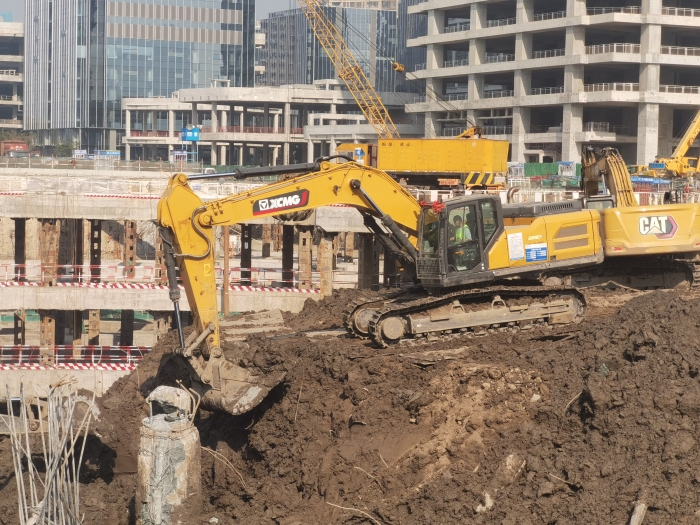品質(zhì)+節(jié)油+高效！徐工XE335GK助建亞洲最大地下空間