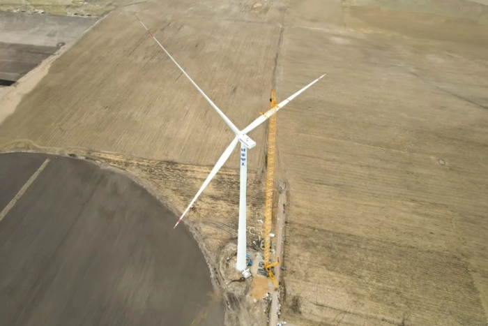 高空之巔，再鑄榮光！XLC18000M助力大型風(fēng)電場(chǎng)首臺(tái)185米風(fēng)機(jī)成功吊裝
