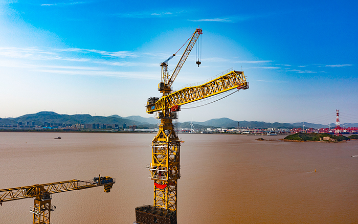 雙塔筑脊梁！徐工超大塔助建世界級大橋