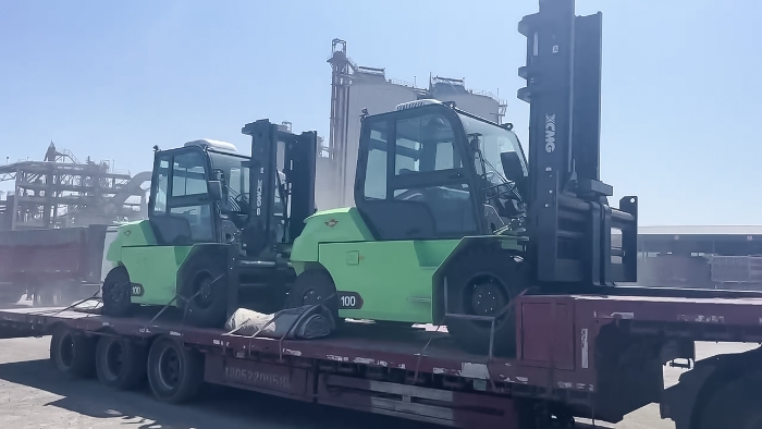 從室內(nèi)到室外，24小時(shí)不停歇！徐工孔雀叉車扎根新疆鋼材廠