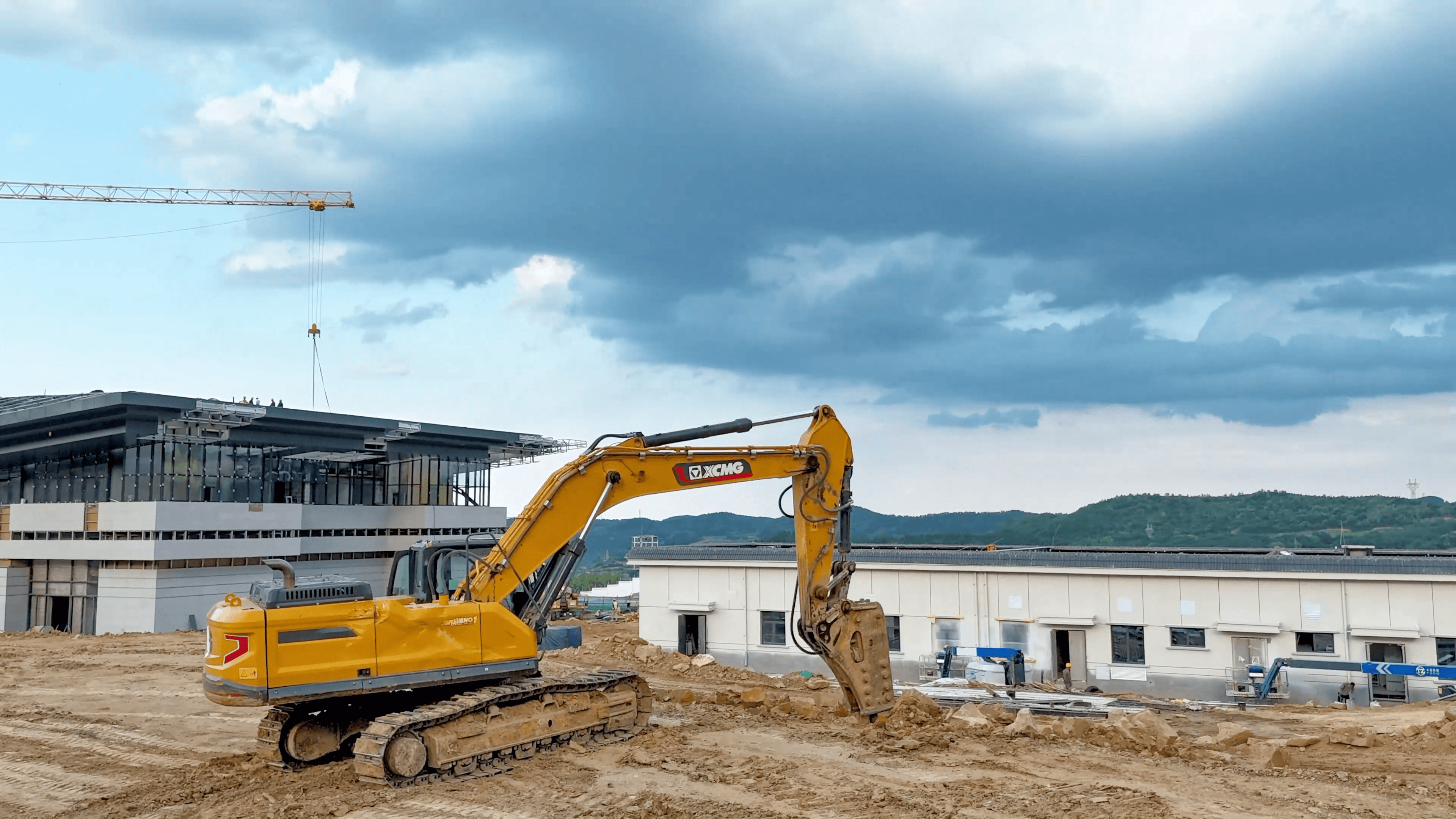 破塬開路！徐工挖機(jī)助力宜君高鐵樞紐建設(shè)