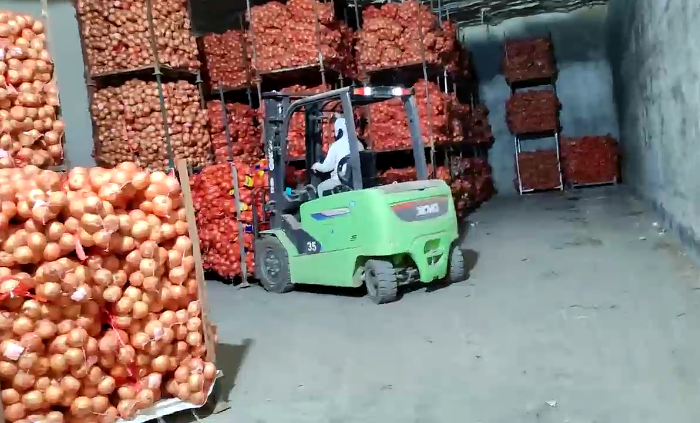徐工鯤鵬系列新能源叉車，為食品冷庫工廠注入綠色動能